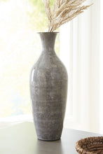 Load image into Gallery viewer, Brockwich - Vase