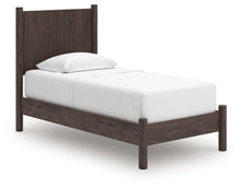 Load image into Gallery viewer, Pamytta - Panel Platform Bedroom Set