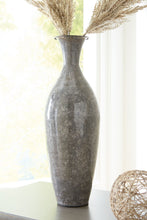 Load image into Gallery viewer, Brockwich - Vase