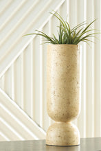 Load image into Gallery viewer, Bryons - Vase