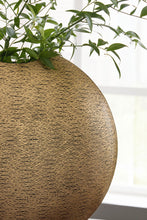 Load image into Gallery viewer, Iansboro - Vase