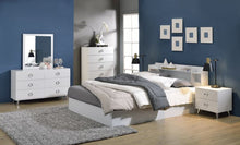 Load image into Gallery viewer, Perse Queen Bed