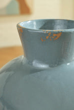 Load image into Gallery viewer, Giliburgh - Vase
