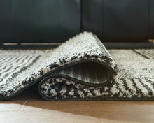Load image into Gallery viewer, Kurtmen - Rug
