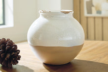 Load image into Gallery viewer, Vercott - Vase
