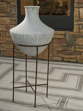 Load image into Gallery viewer, Estonbank - Vase
