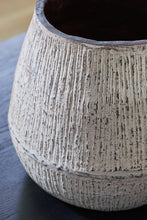 Load image into Gallery viewer, Claymount - Vase
