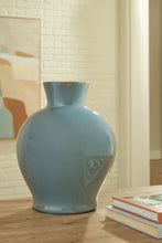 Load image into Gallery viewer, Giliburgh - Vase
