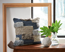 Load image into Gallery viewer, Gibbend - Pillow

