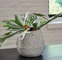 Load image into Gallery viewer, Claymount - Vase
